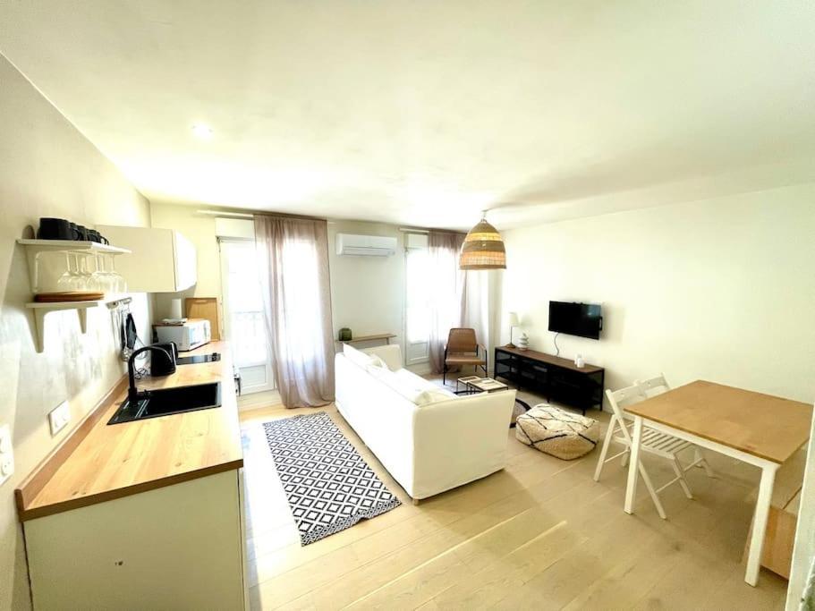 Maison Charmante Avec Terrasse, 2 Chambres マルセイヤン エクステリア 写真